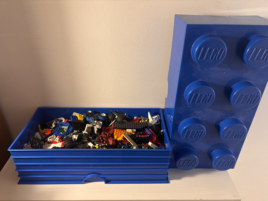 LEGO oppbevaringsboks med blandede LEGO-deler