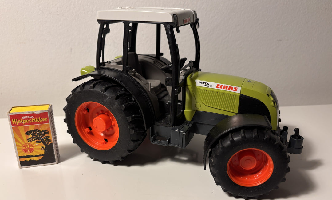 Bruder Claas Nectis 267F – traktor
