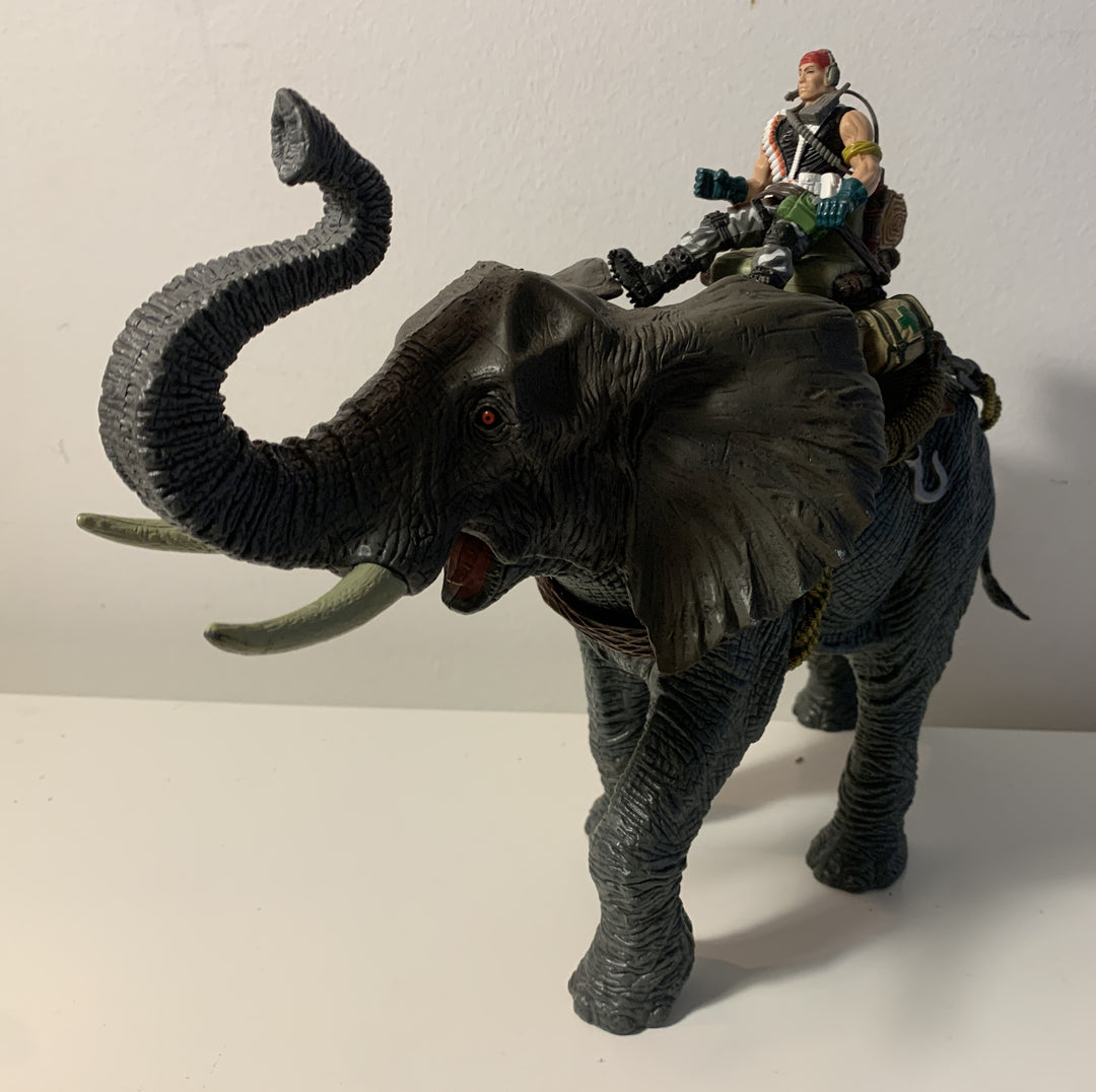 Stor elefantfigur med actionfigur