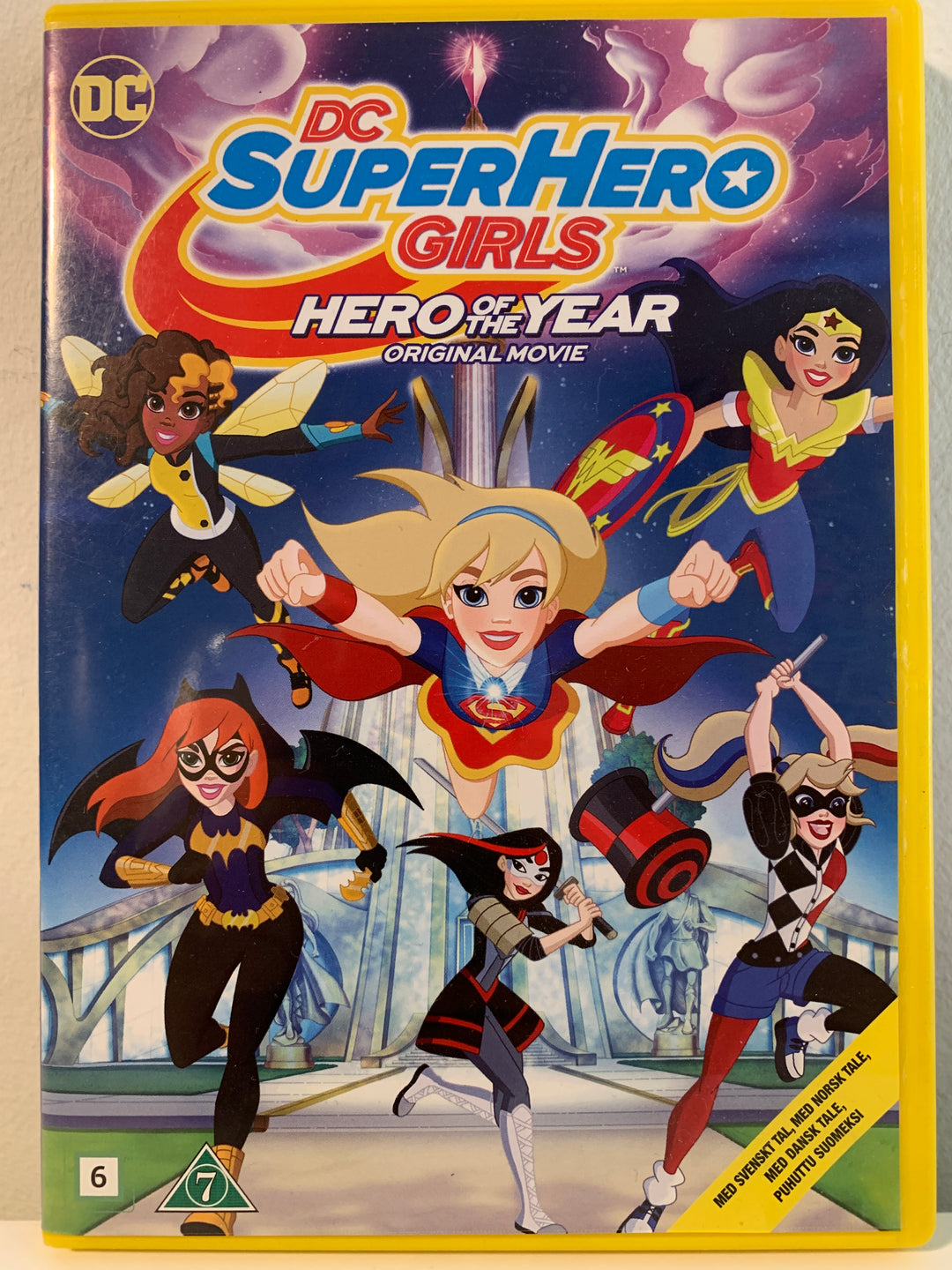 DC Super Hero Girls: Hero of the Year. 2016. DVD.
