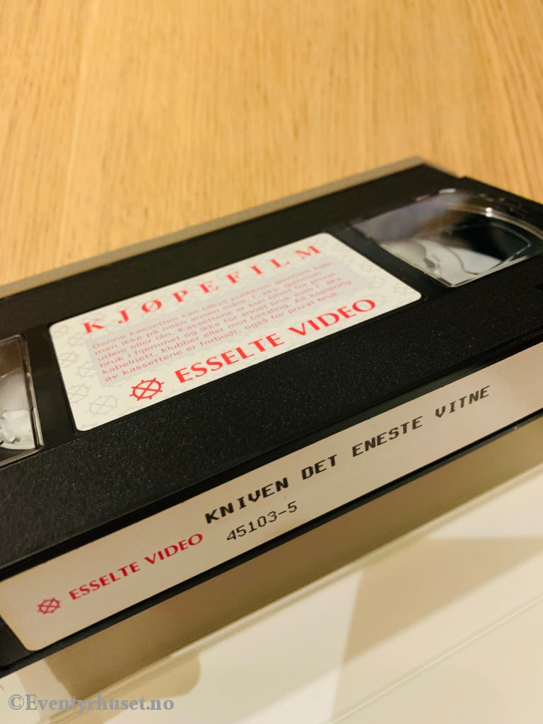 Kniven Er Det Eneste Vitne. 1985. Vhs. Vr-Klistremerke! Vhs