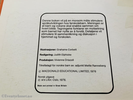 Motsattserien: Foran Og Bak. 1976. Fortelling